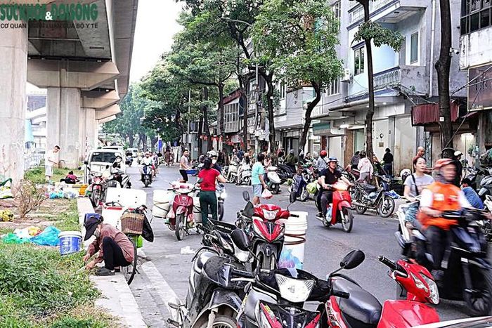 Dù đã tồn tại trong thời gian dài, tình trạng họp chợ tự phát tại phố Cầu Mới chưa được giải quyết dứt điểm, trong khi thành phố đã có những chỉ đạo nhằm lập lại trật tự đô thị. (Ảnh Linh Vũ)