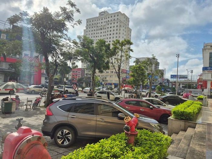 Theo dự thảo, ô tô con đến 7 chỗ ngồi và xe mô tô 3 bánh có mức phí đề xuất 10.000 đồng/lượt ban ngày, 20.000 đồng/lượt ban đêm và 180.000 đồng/tháng. Ảnh: V. Đồng