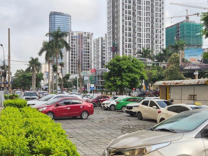 Ô tô đỗ trên vỉa hè tại khu vực đô thị Nghệ An. Ảnh: V. Đồng