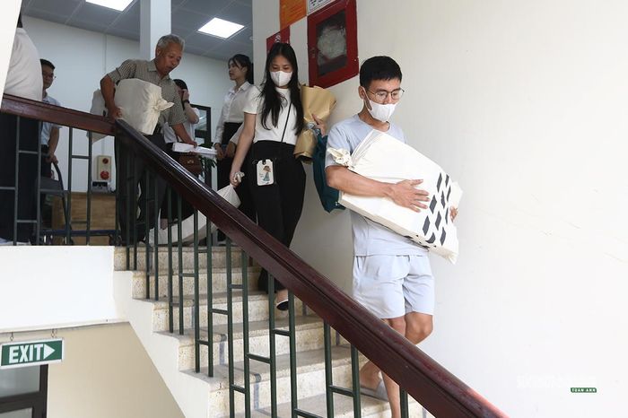 Người dân mang tiền bồi thường về nhà sau khi hoàn tất thủ tục tại trụ sở phường. Ảnh: Tuấn Anh