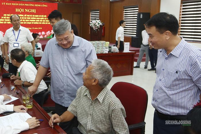 Lãnh đạo địa phương trò chuyện, chia sẻ với người dân tại buổi chi trả. Ảnh: Tuấn Anh