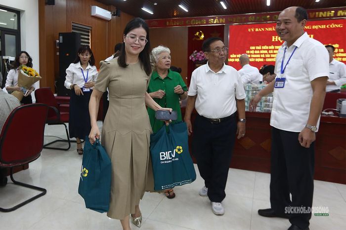 Người dân phấn khởi rời buổi chi trả sau khi hoàn tất thủ tục nhận tiền bồi thường. Ảnh: Tuấn Anh