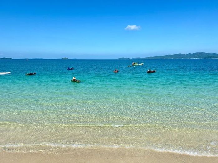 Vẻ đẹp trong xanh, yên bình của vùng biển Cô Tô, điểm đến hấp dẫn du khách trong mùa thu - đông. Ảnh: Đặc khu Cô Tô