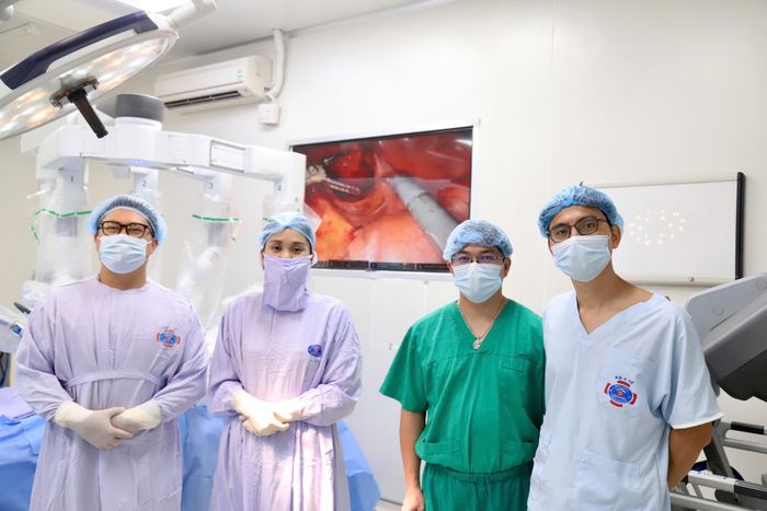 E kip y bác sĩ thực hiện ca phẫu thuật cho bệnh nhân. Ảnh: BVCC