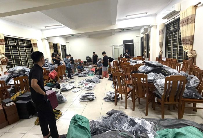 Hơn 2.000 sản phẩm có dấu hiệu giả mạo nhãn hiệu tại cửa hàng thời trang Đức Bun do Lê Tuấn Đức làm chủ. Ảnh: Cơ quan Công an.