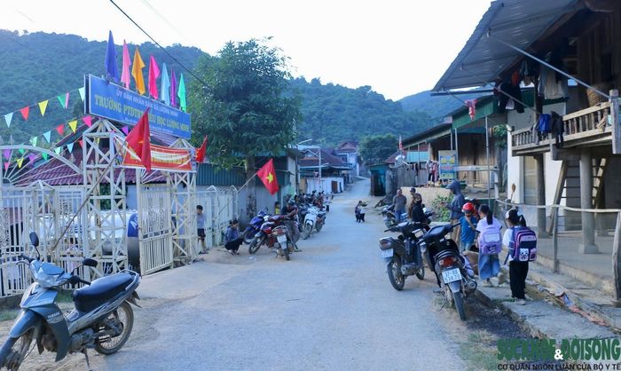 Trường Phổ thông dân tộc bán trú Tiểu học Lượng Minh cách trung tâm bản gần 17 km, nhiều học sinh phải vượt sông, suối đến lớp. Ảnh: Song Hoàng