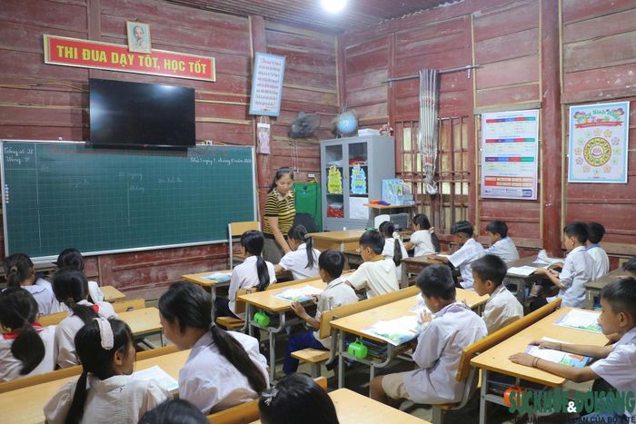 Phòng học tạm của cô và trò Trường Phổ thông dân tộc bán trú Tiểu học Lượng Minh. Ảnh: Song Hoàng