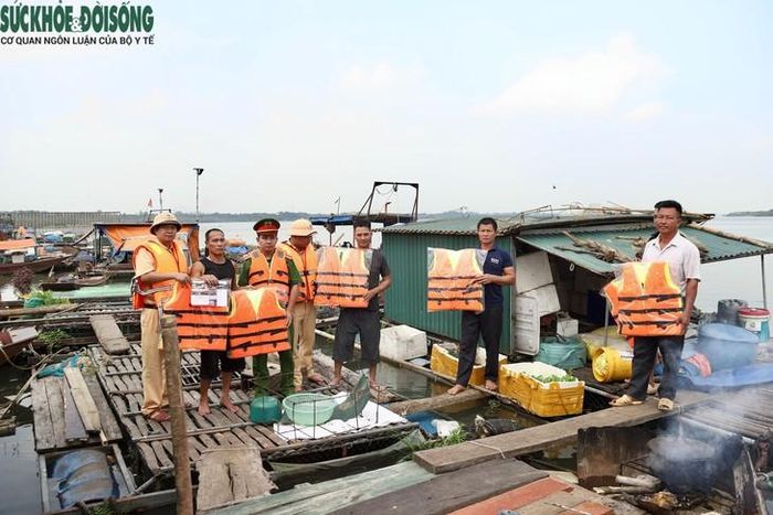 Lực lượng chức năng nhấn mạnh, thay đổi phương thức đánh bắt, nói không với cách khai thác tận diệt là giải pháp bảo vệ nguồn lợi thủy sản và sinh kế lâu dài của người dân. (Ảnh Thành Long)