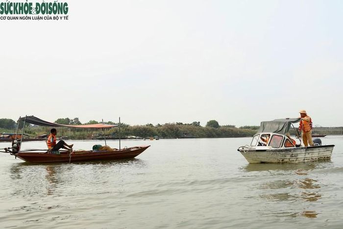 Đội Cảnh sát đường thủy số 1 tuần tra, kiểm soát trên tuyến sông Hồng, kết hợp phát hiện, ngăn chặn và xử lý các hành vi sử dụng điện để khai thác thủy sản trái phép. (Ảnh Thành Long)