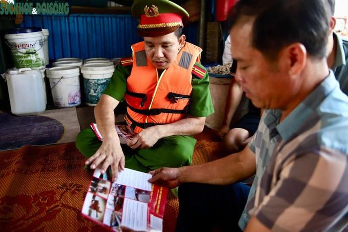 Lực lượng chức năng vận động người dân chấp hành các quy định về khai thác thủy sản, nâng cao ý thức bảo vệ môi trường trên các tuyến sông. (Ảnh Thành Long)