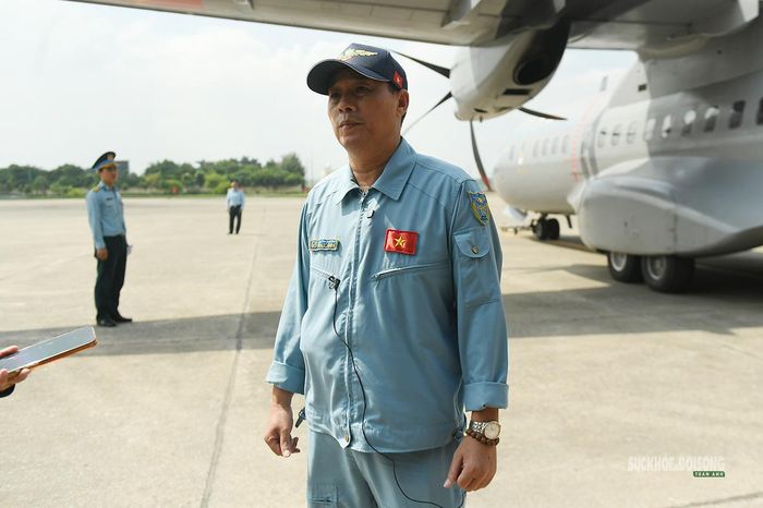 Đại tá Đỗ Văn Lành, Lữ đoàn trưởng Lữ đoàn Không quân 918, trực tiếp đảm nhiệm vai trò cơ trưởng trong cả 4 chuyến bay. Ảnh: Tuấn Anh