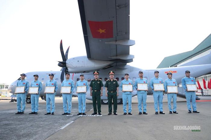 Những người lính không quân được vinh danh sau các chuyến bay nghĩa tình.. Ảnh: Tuấn Anh