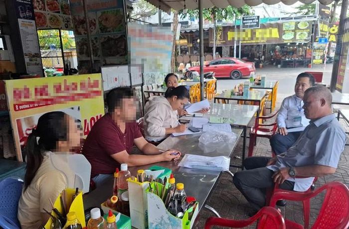 Đoàn kiểm tra liên ngành phường Tây Nha Trang, Khánh Hòa kiểm tra các cơ sở kinh doanh ăn uống trên địa bàn. Ảnh: D.C