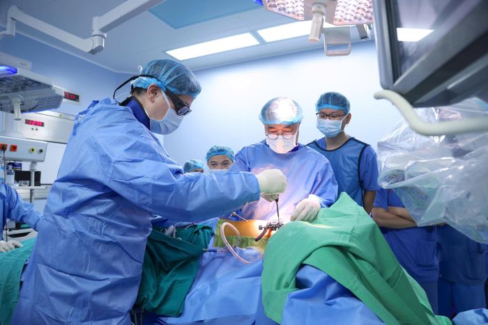 Các bác sĩ tiến hành phẫu thuật cho bệnh nhân. Ảnh BV cung cấp.