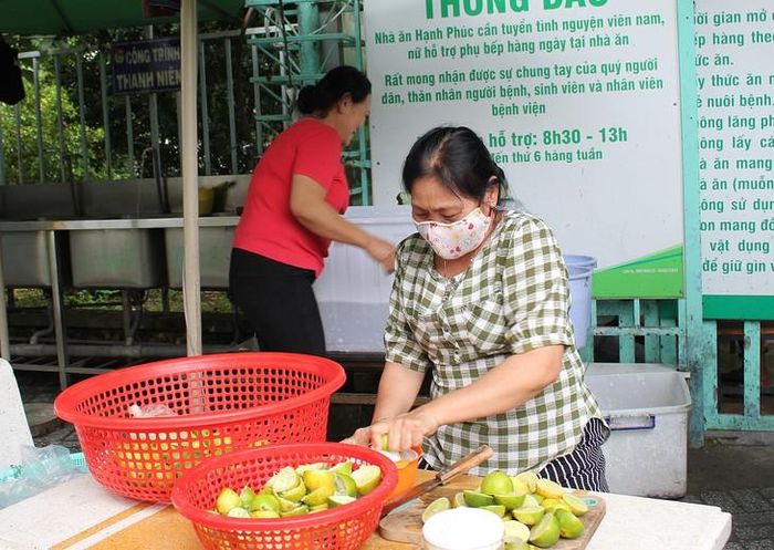 Cô Hòa, cô Hoa chung tay phụ bếp mỗi ngày. Ảnh: Mimosa