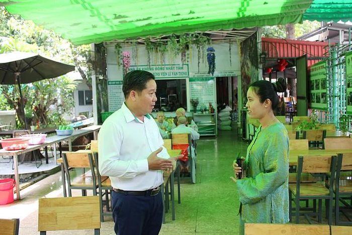 ThS. Nguyễn Anh Cường - Phó Trưởng phòng Công tác xã hội Bệnh viện Lê Văn Thịnh trao đổi với Trầm Thị Hồng Đang về hoạt động của Nhà ăn Hạnh Phúc. Ảnh: Mimosa