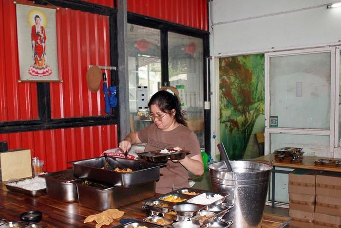Vợ bếp phó Phạm Quang Thuận cũng chăm chút Nhà ăn Hạnh Phúc cùng với chồng. Ảnh: Mimosa