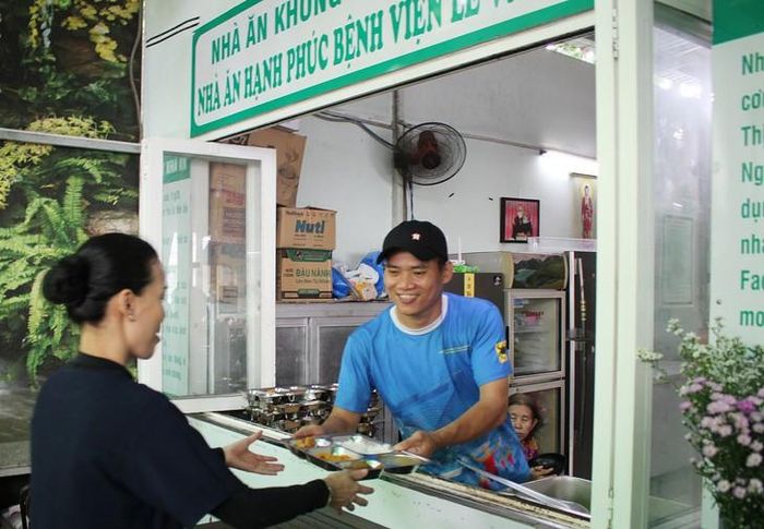 Bếp phó Phạm Quang Thuận ra món phục vụ bà con. Ảnh: Mimosa