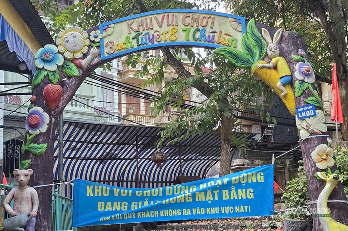 Một khu vui chơi trong công viên căng biển thông báo giải phóng mặt bằng, hạn chế khách ra vào. Ảnh: Tuấn Anh