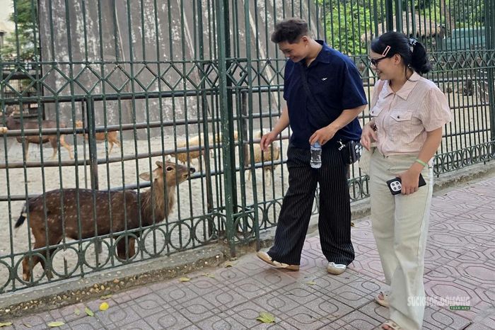Du khách tại Công viên Thủ Lệ. Ảnh: Tuấn Anh