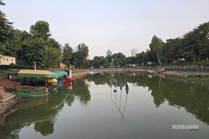 Không gian mặt nước và cây xanh hồ Thủ Lệ dự kiến nằm trong khu vực mở phục vụ cộng đồng. Ảnh: Tuấn Anh