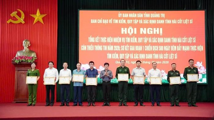 UBND tỉnh Quảng Trị tặng Bằng khen cho 10 tập thể và 20 cá nhân có thành tích trong công tác tìm kiếm, quy tập và xác định danh tính hài cốt liệt sĩ năm 2026. Ảnh: Hoàng Cuối.