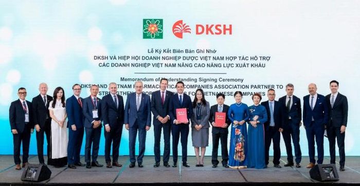 Lễ ký kết Biên bản ghi nhớ (MOU) được tổ chức với sự hiện diện của Ngài Guy Parmelin, Tổng thống Liên bang Thụy Sĩ; Ngài Thomas Gass, Đại sứ Thụy Sĩ tại Việt Nam; Bà Châu Mai Anh, Đại sứ Việt Nam tại Thụy Sĩ; đại diện lãnh đạo các cơ quan chính phủ cấp cao của Việt Nam và Thụy Sĩ, cùng lãnh đạo Hiệp hội Doanh nghiệp Dược Việt Nam (VNPCA) và DKSH.