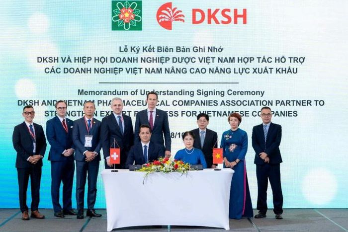 Ông Charaf Kadri, Phó Chủ tịch, Ngành hàng Chăm sóc Sức khỏe, DKSH Việt Nam (ngồi bên trái) và bà Trần Thị Thu, Phó Chủ tịch Thường trực Hiệp hội Doanh nghiệp Dược Việt Nam (ngồi bên phải), đã đại diện cho hai đơn vị ký kết Biên bản ghi nhớ (MOU).