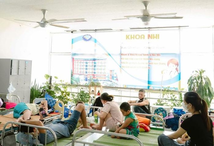 Khoa Nhi, BV Việt Hàn Đà Nẵng hiện đang có đông bệnh nhi vượt quá số giường bệnh hiện có. Ảnh: Lê Anh.