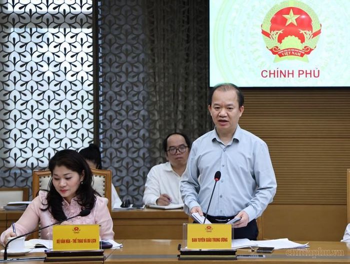 Phó Trưởng Ban Tuyên giáo Trung ương Bùi Hoài Sơn nêu ý kiến tại phiên họp. Ảnh: chinhphu.vn/Thu Giang