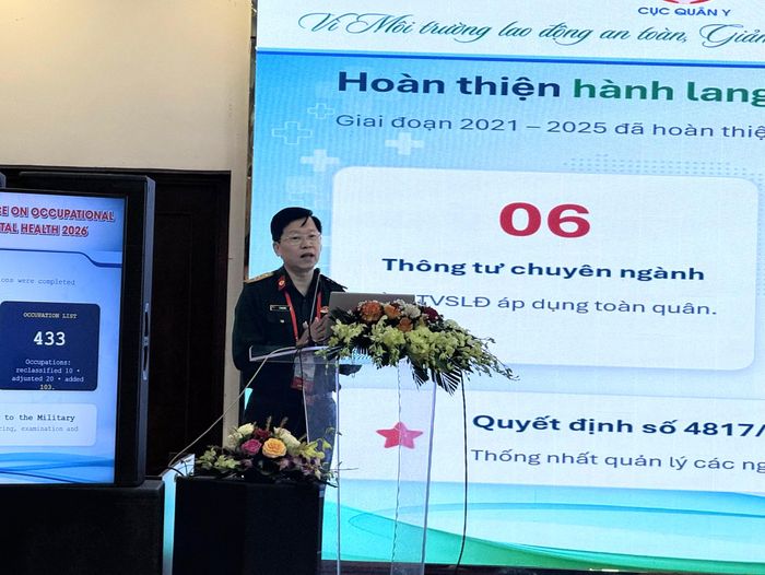 Đại tá, PGS.TS Lê Văn Đông - Phó Cục trưởng Cục Quân Y báo cáo tại phiên toàn thể. Ảnh: Thái Bình
