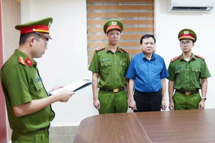 Cơ quan CSĐT đọc quyết định khởi tố bị can đối với Hoàng Văn Lộc - Bí thư Đảng uỷ, Chủ tịch HĐND xã Hợp Kim (bên phải) và Đinh Thanh Tùng - Chủ tịch UBND xã Hợp Kim Ảnh (bên trái): Công an tỉnh Phú Thọ