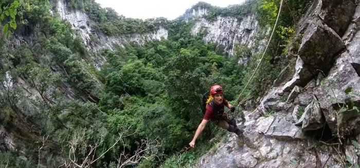 Việc thám hiểm hố sụt này là một thách thức lớn. Ảnh: Jungle Boss.