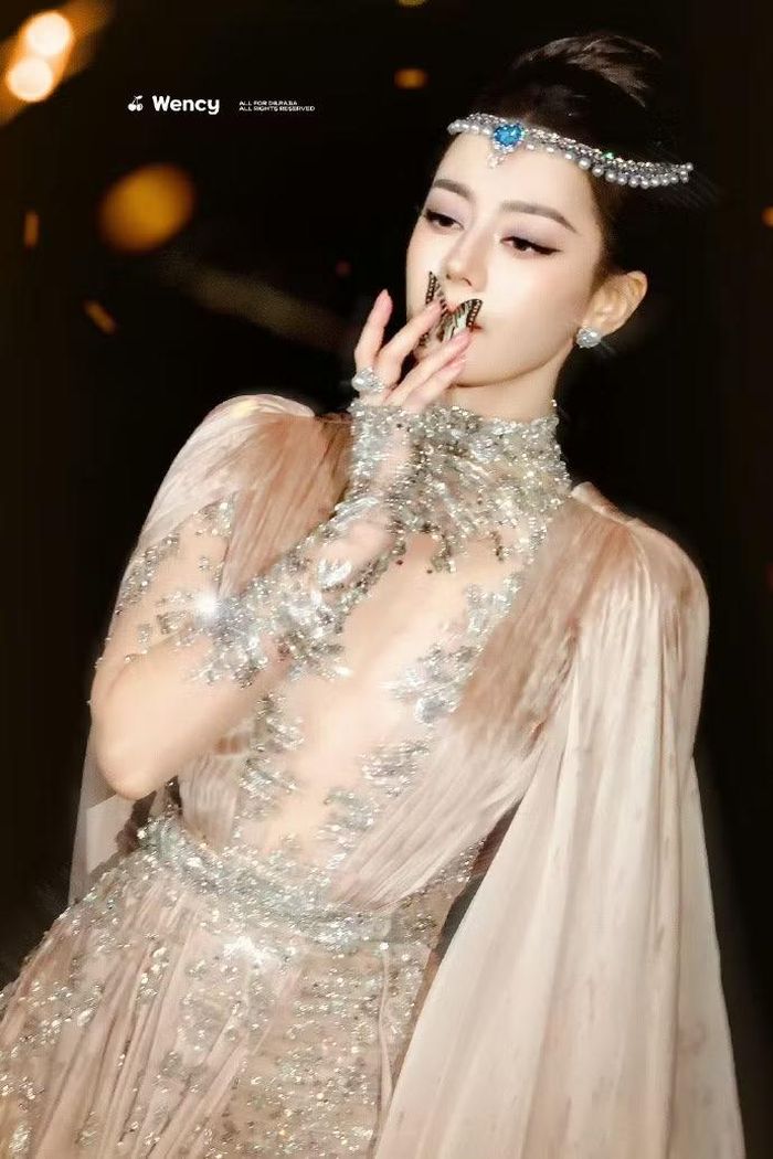 Địch Lệ Nhiệt Ba gây choáng ngợp khi mở màn thảm đỏ Thịnh Điển VOGUE 2026.