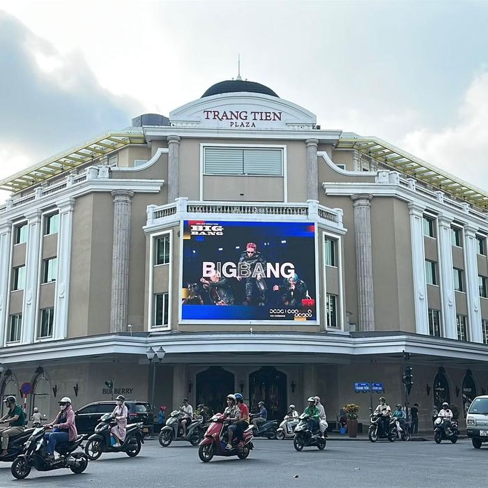  Khoảng 40 màn hình LED cùng các hoạt động roadshow, phát postcard được triển khai tại nhiều địa điểm công cộng đắc địa, đưa hình ảnh BIGBANG phủ sóng khắp Hà Nội trước thềm concert. - Nguồn ảnh: Chí Long Vietnam Fanpage. 
