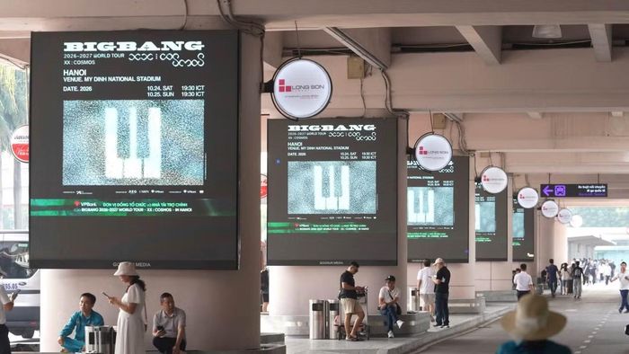 Hình ảnh BIGBANG phủ sóng sân bay Nội Bài, mở màn cho loạt project chào đón nhóm tại Việt Nam. - Nguồn ảnh: Chí Long Vietnam Fanpage