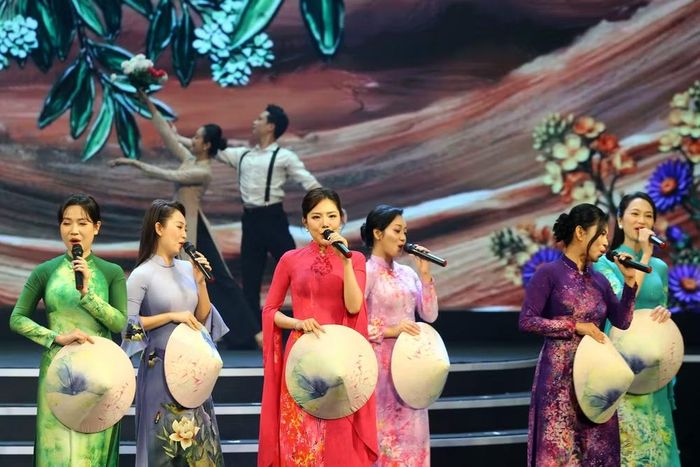 ...cùng sự duyên dáng của dàn MC - nhà báo chiến sĩ Công an nhân dân