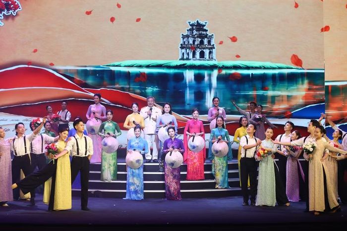 Giọng hát trầm ấm, truyền cảm, đầy bản lĩnh của Trung tướng Đỗ Triệu Phong hòa giọng cùng Phạm Thu Hà, tạo nên sự kết hợp hài hòa giữa chất nghệ sĩ và khí chất người chỉ huy