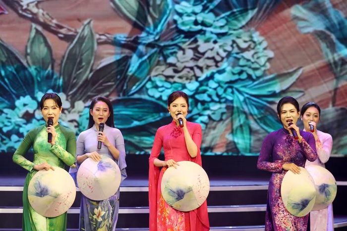 Đó là tình yêu với những con phố thân quen, với những mùa hoa đi qua năm tháng và với một Hà Nội luôn hiện diện trong ký ức của biết bao người