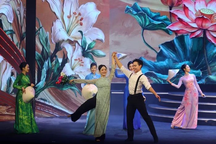 Giữa lòng Nhà hát Hồ Gươm, Hà Nội hiện lên thanh bình, thơ mộng nhưng cũng đầy hào hùng như một lời chào nồng hậu gửi tới những người làm báo, chiến sĩ từ khắp mọi miền Tổ quốc về hội tụ tại Thủ đô