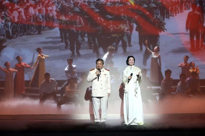 Lễ khai mạc Liên hoan Truyền hình, Phát thanh, Điện ảnh Công an nhân dân lần thứ XV – 2026 dành riêng một khoảng lặng chất chứa tình yêu và sự lắng đọng với Liên khúc "Cảm xúc tháng 10 - Hà Nội 12 mùa hoa". Tiết mục mang đến sự kết hợp đầy bất ngờ và giàu cảm xúc giữa chất giọng  ấm áp, bản lĩnh của Trung tướng Đỗ Triệu Phong - Cục trưởng Cục Truyền thông Công an nhân dân và giọng ca quyến rũ của ca sĩ Phạm Thu Hà