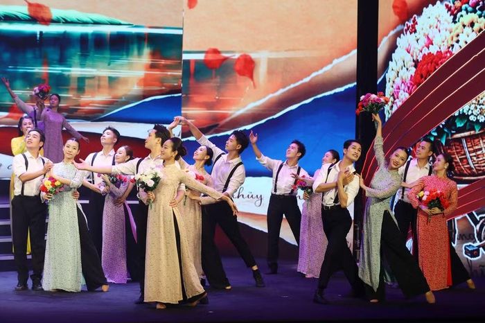 Chương trình khiến khán giả cảm nhận được những người làm báo không chỉ ghi lại những sự kiện của cuộc sống, mà còn lưu giữ những cảm xúc đẹp của con người và thời gian