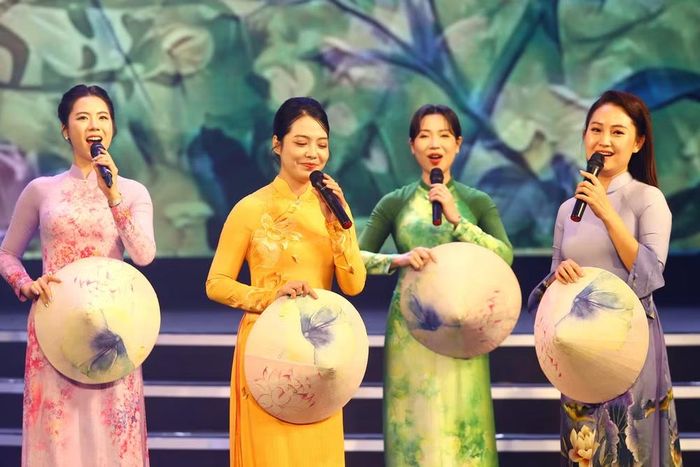 Sự lồng ghép khéo léo vào giữa những mùa hoa là nụ cười rạng rỡ của những nữ nhà báo chiến sĩ