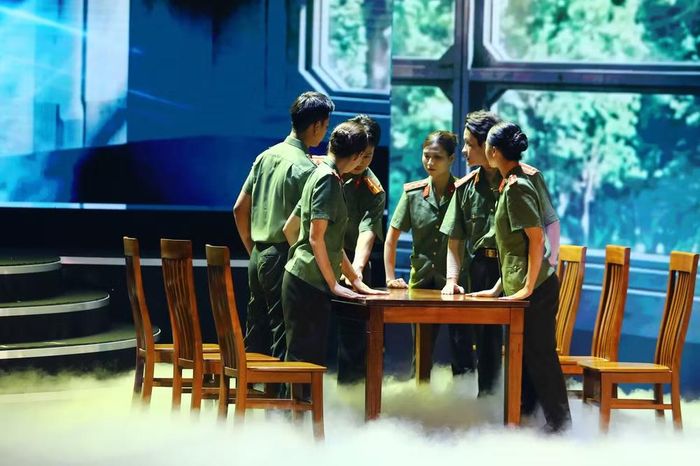 Hoạt cảnh giúp người xem thấy được những người làm báo trong lực lượng Công an nhân dân, mỗi chuyến đi còn mang một ý nghĩa đặc biệt hơn. Họ vừa là chiến sĩ thực hiện nhiệm vụ bảo vệ cuộc sống bình yên của nhân dân, vừa là nhà báo mang sứ mệnh phản ánh chân thực những gì đang diễn ra nơi tuyến đầu