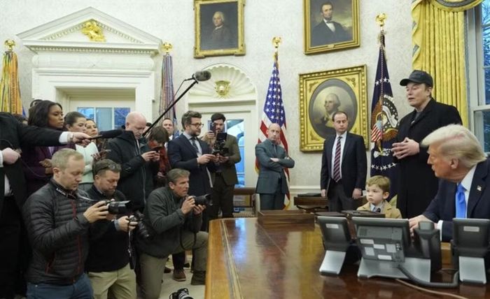 Collins đặt câu hỏi về việc ông Trump trao đổi với Darline Graham, em gái của cố thượng nghị sĩ, liên quan đến quyết định dỡ bỏ trừng phạt.