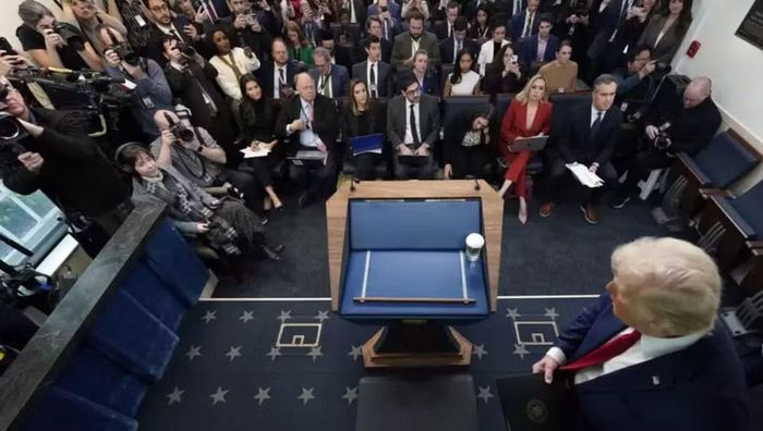 Ông Trump đáp rằng chương trình mới có thể mang lại nhiều tiền, sau đó nhiều lần yêu cầu Feinberg im lặng và đặt câu hỏi về tình trạng tinh thần của phóng viên.