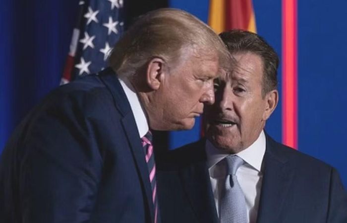 Vụ việc diễn ra một ngày sau khi ông Trump công kích Andrew Feinberg, phóng viên Nhà Trắng của báo Independent của Anh.
