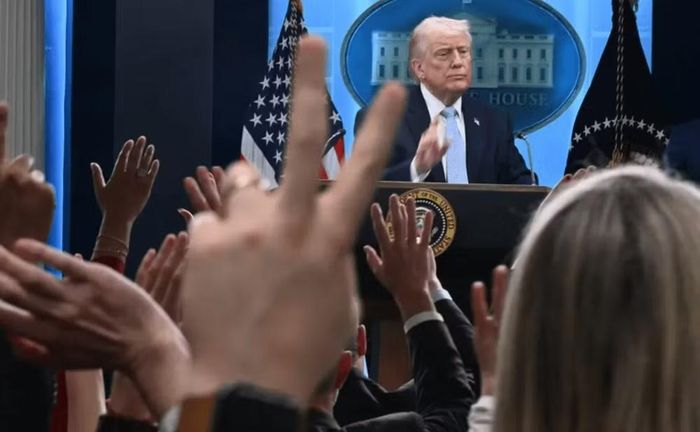 Ông Trump ngắt lời, hỏi cô có phải người ngu ngốc không. Sau khi Travers xác nhận mình làm việc cho ABC, ông tiếp tục công kích cả phóng viên lẫn nhà đài, nhưng không giải đáp câu hỏi.