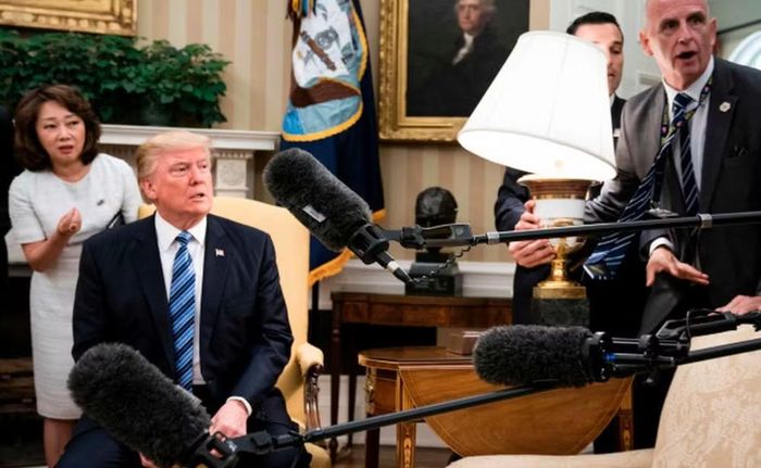 Khi Collins tiếp tục chất vấn, ông Trump nổi cáu, gọi nữ phóng viên là người có chỉ số IQ thấp, đồng thời chỉ trích CNN là hãng tin giả.