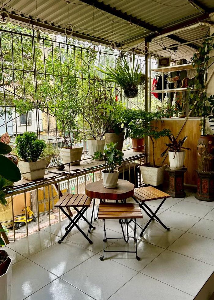 Bộ bàn ghế nhỏ được đặt giữa không gian tràn ngập ánh nắng và hoa cỏ là chốn dừng chân ấm áp để các thành viên trong gia đình vui vầy, tận hưởng những khoảnh khắc bình yên
